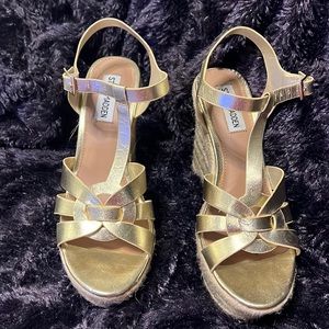 Steve Madden size 8 gold wedges excellent condition